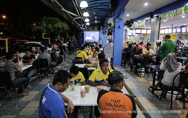 Astro Awani Customers waiting for food at a mamak restaurant in Shah Alam.